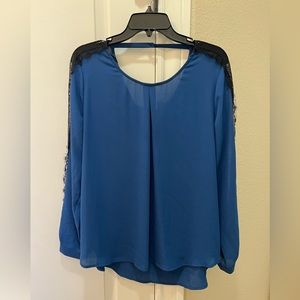 Ro & De long sleeve blue blouse w/ black lace on shoulders & sleeves. Size: L